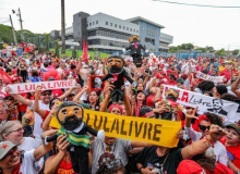 No aniversário de Lula, país manifesta anseio por democracia