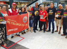 Sindicalistas fazem panfletagem no aeroporto contra a reforma da previdência