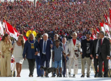 Lula recebe a faixa das mãos do ‘povo brasileiro’  representado por  sete cidadãos