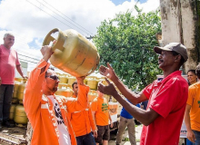 Petroleiros distribuem gás de cozinha para moradores do Coque, no Recife