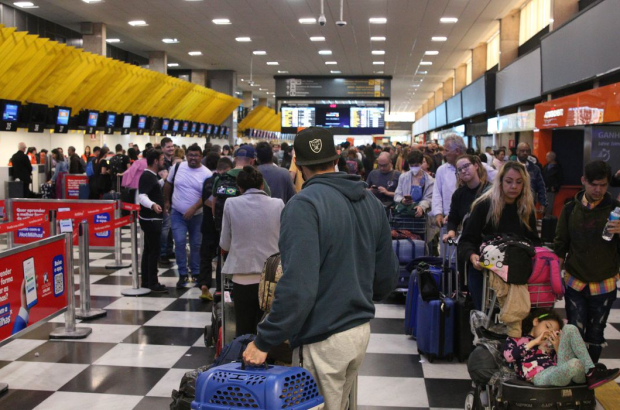 Aposentados e estudantes do Prouni poderão viajar com passagens aéreas a R$ 200