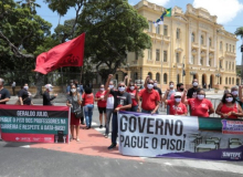 Trabalhadores em Educação paralisam atividades em protesto por piso